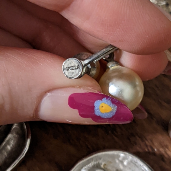 Lot of 11 signed single vintage earrings, silvertone - Picture 8 of 8